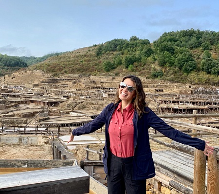 La periodista en las salinas de Añana