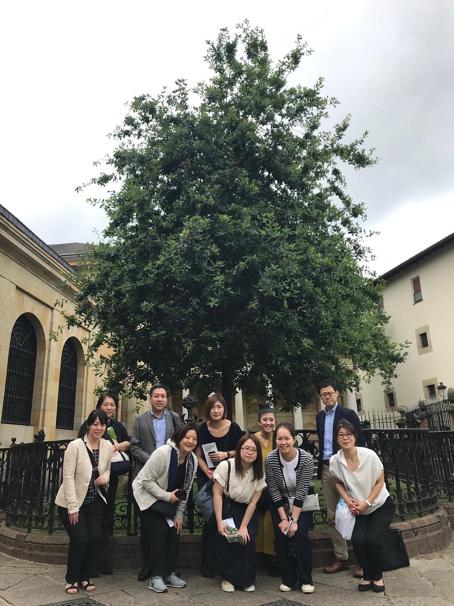 Los tourperadores japoneses ayer, en Gernika