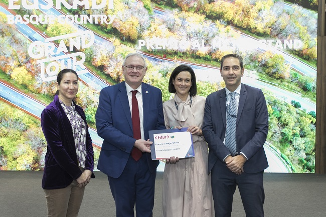 El director de Basquetour, Daniel Solana, recibe el premio al mejor stand